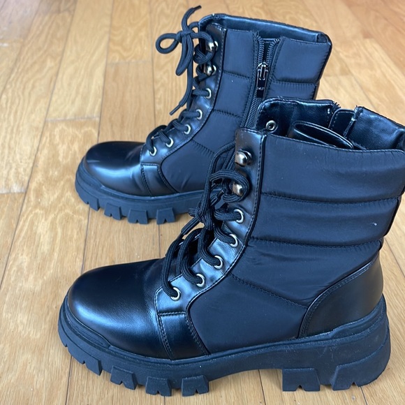 MARC FISHER AMITA LUGSOLE LACE UP BOOTIE. - Picture 1 of 7